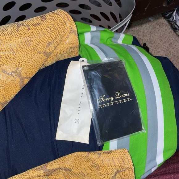 New jerrry Lewis woman’s snake patterned  coat - Picture 3 of 3